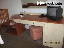 [P05] Biroul suport de TV si minibarul incastrat. Aici se vede diferenta intre culoarea initiala mochetei si cea actuala. » foto by Gealy
 - 
<span class="allrVoted glyphicon glyphicon-heart hidden" id="av243313"></span>
<a class="m-l-10 hidden" id="sv243313" onclick="voting_Foto_DelVot(,243313,2495)" role="button">șterge vot <span class="glyphicon glyphicon-remove"></span></a>
<a id="v9243313" class=" c-red"  onclick="voting_Foto_SetVot(243313)" role="button"><span class="glyphicon glyphicon-heart-empty"></span> <b>LIKE</b> = Votează poza</a> <img class="hidden"  id="f243313W9" src="/imagini/loader.gif" border="0" /><span class="AjErrMes hidden" id="e243313ErM"></span>