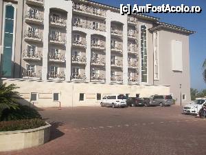 [P02] hotelul vazut din fata si una dintre parcari » foto by bobyrodin
 - 
<span class="allrVoted glyphicon glyphicon-heart hidden" id="av445605"></span>
<a class="m-l-10 hidden" id="sv445605" onclick="voting_Foto_DelVot(,445605,159)" role="button">șterge vot <span class="glyphicon glyphicon-remove"></span></a>
<a id="v9445605" class=" c-red"  onclick="voting_Foto_SetVot(445605)" role="button"><span class="glyphicon glyphicon-heart-empty"></span> <b>LIKE</b> = Votează poza</a> <img class="hidden"  id="f445605W9" src="/imagini/loader.gif" border="0" /><span class="AjErrMes hidden" id="e445605ErM"></span>
