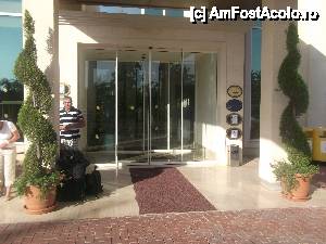 [P03] intrarea in hotel » foto by bobyrodin
 - 
<span class="allrVoted glyphicon glyphicon-heart hidden" id="av445606"></span>
<a class="m-l-10 hidden" id="sv445606" onclick="voting_Foto_DelVot(,445606,159)" role="button">șterge vot <span class="glyphicon glyphicon-remove"></span></a>
<a id="v9445606" class=" c-red"  onclick="voting_Foto_SetVot(445606)" role="button"><span class="glyphicon glyphicon-heart-empty"></span> <b>LIKE</b> = Votează poza</a> <img class="hidden"  id="f445606W9" src="/imagini/loader.gif" border="0" /><span class="AjErrMes hidden" id="e445606ErM"></span>