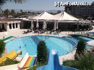 [P40] vedere de ansamblu de la tobogane, in fata este barul iar in plan indepartat hotelul » foto by bobyrodin
 - 
<span class="allrVoted glyphicon glyphicon-heart hidden" id="av445686"></span>
<a class="m-l-10 hidden" id="sv445686" onclick="voting_Foto_DelVot(,445686,159)" role="button">șterge vot <span class="glyphicon glyphicon-remove"></span></a>
<a id="v9445686" class=" c-red"  onclick="voting_Foto_SetVot(445686)" role="button"><span class="glyphicon glyphicon-heart-empty"></span> <b>LIKE</b> = Votează poza</a> <img class="hidden"  id="f445686W9" src="/imagini/loader.gif" border="0" /><span class="AjErrMes hidden" id="e445686ErM"></span>