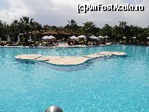[P16] insula din mijlocul piscinei . se vede si piscina ptr copii mici de tot » foto by TORA INGRID
 - 
<span class="allrVoted glyphicon glyphicon-heart hidden" id="av198738"></span>
<a class="m-l-10 hidden" id="sv198738" onclick="voting_Foto_DelVot(,198738,170)" role="button">șterge vot <span class="glyphicon glyphicon-remove"></span></a>
<a id="v9198738" class=" c-red"  onclick="voting_Foto_SetVot(198738)" role="button"><span class="glyphicon glyphicon-heart-empty"></span> <b>LIKE</b> = Votează poza</a> <img class="hidden"  id="f198738W9" src="/imagini/loader.gif" border="0" /><span class="AjErrMes hidden" id="e198738ErM"></span>