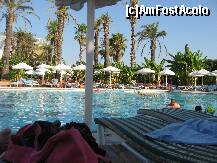 [P15] foarte aglomerat la piscina, multe sesloange si vegetatie luxurianta care obtureaza privirea si imaginea de ansamblu asupra resortului (parca ne aflam intr-o 'oaza de spatiu' din jungla) » foto by gioko
 - 
<span class="allrVoted glyphicon glyphicon-heart hidden" id="av254074"></span>
<a class="m-l-10 hidden" id="sv254074" onclick="voting_Foto_DelVot(,254074,171)" role="button">șterge vot <span class="glyphicon glyphicon-remove"></span></a>
<a id="v9254074" class=" c-red"  onclick="voting_Foto_SetVot(254074)" role="button"><span class="glyphicon glyphicon-heart-empty"></span> <b>LIKE</b> = Votează poza</a> <img class="hidden"  id="f254074W9" src="/imagini/loader.gif" border="0" /><span class="AjErrMes hidden" id="e254074ErM"></span>