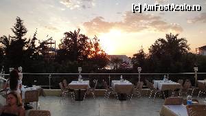 [P12] Apus de soare de pe terasa restaurantului principal » foto by raducondulimazi
 - 
<span class="allrVoted glyphicon glyphicon-heart hidden" id="av395478"></span>
<a class="m-l-10 hidden" id="sv395478" onclick="voting_Foto_DelVot(,395478,203)" role="button">șterge vot <span class="glyphicon glyphicon-remove"></span></a>
<a id="v9395478" class=" c-red"  onclick="voting_Foto_SetVot(395478)" role="button"><span class="glyphicon glyphicon-heart-empty"></span> <b>LIKE</b> = Votează poza</a> <img class="hidden"  id="f395478W9" src="/imagini/loader.gif" border="0" /><span class="AjErrMes hidden" id="e395478ErM"></span>