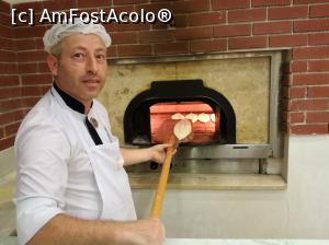 [P16] mesterul pizzer la datorie... mereu descumpanit cand munca lui disparea in cateva secunde...  » foto by felixon
 - 
<span class="allrVoted glyphicon glyphicon-heart hidden" id="av928924"></span>
<a class="m-l-10 hidden" id="sv928924" onclick="voting_Foto_DelVot(,928924,210)" role="button">șterge vot <span class="glyphicon glyphicon-remove"></span></a>
<a id="v9928924" class=" c-red"  onclick="voting_Foto_SetVot(928924)" role="button"><span class="glyphicon glyphicon-heart-empty"></span> <b>LIKE</b> = Votează poza</a> <img class="hidden"  id="f928924W9" src="/imagini/loader.gif" border="0" /><span class="AjErrMes hidden" id="e928924ErM"></span>