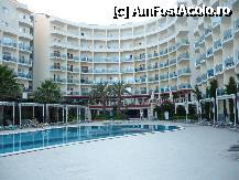 [P06] Hotelul si o parte din piscina cea mare. » foto by Cappuccinoo*
 - 
<span class="allrVoted glyphicon glyphicon-heart hidden" id="av221155"></span>
<a class="m-l-10 hidden" id="sv221155" onclick="voting_Foto_DelVot(,221155,215)" role="button">șterge vot <span class="glyphicon glyphicon-remove"></span></a>
<a id="v9221155" class=" c-red"  onclick="voting_Foto_SetVot(221155)" role="button"><span class="glyphicon glyphicon-heart-empty"></span> <b>LIKE</b> = Votează poza</a> <img class="hidden"  id="f221155W9" src="/imagini/loader.gif" border="0" /><span class="AjErrMes hidden" id="e221155ErM"></span>