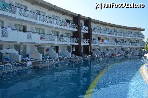 [P80] Partea buna e ca exista totusi soare pe partea dreapta a bazinului...  » foto by kelyboy
 - 
<span class="allrVoted glyphicon glyphicon-heart hidden" id="av393296"></span>
<a class="m-l-10 hidden" id="sv393296" onclick="voting_Foto_DelVot(,393296,218)" role="button">șterge vot <span class="glyphicon glyphicon-remove"></span></a>
<a id="v9393296" class=" c-red"  onclick="voting_Foto_SetVot(393296)" role="button"><span class="glyphicon glyphicon-heart-empty"></span> <b>LIKE</b> = Votează poza</a> <img class="hidden"  id="f393296W9" src="/imagini/loader.gif" border="0" /><span class="AjErrMes hidden" id="e393296ErM"></span>