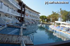 [P81] Si, cu toate ca soarele scalda partea dreapta a bazinului, sezlongurile sunt cam goale...  » foto by kelyboy
 - 
<span class="allrVoted glyphicon glyphicon-heart hidden" id="av393297"></span>
<a class="m-l-10 hidden" id="sv393297" onclick="voting_Foto_DelVot(,393297,218)" role="button">șterge vot <span class="glyphicon glyphicon-remove"></span></a>
<a id="v9393297" class=" c-red"  onclick="voting_Foto_SetVot(393297)" role="button"><span class="glyphicon glyphicon-heart-empty"></span> <b>LIKE</b> = Votează poza</a> <img class="hidden"  id="f393297W9" src="/imagini/loader.gif" border="0" /><span class="AjErrMes hidden" id="e393297ErM"></span>