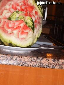 [P07] Pepene decorat la cina.Poza facuta de fetita mea care a fost impresionata de sculpturile in pepene ptr. ca se efectuau in fata noastra. » foto by vety
 - 
<span class="allrVoted glyphicon glyphicon-heart hidden" id="av256210"></span>
<a class="m-l-10 hidden" id="sv256210" onclick="voting_Foto_DelVot(,256210,220)" role="button">șterge vot <span class="glyphicon glyphicon-remove"></span></a>
<a id="v9256210" class=" c-red"  onclick="voting_Foto_SetVot(256210)" role="button"><span class="glyphicon glyphicon-heart-empty"></span> <b>LIKE</b> = Votează poza</a> <img class="hidden"  id="f256210W9" src="/imagini/loader.gif" border="0" /><span class="AjErrMes hidden" id="e256210ErM"></span>