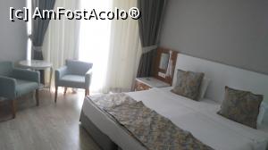 [P14] Camera înainte de patul suplimentar. Acesta s-a pus în locul noptierei din imagine, dar acest lucru a îngustat foarte mult accesul pe balcon, ușa de la balcon deschizandu-se tot în colțul acela. » foto by reghinaflo
 - 
<span class="allrVoted glyphicon glyphicon-heart hidden" id="av1006751"></span>
<a class="m-l-10 hidden" id="sv1006751" onclick="voting_Foto_DelVot(,1006751,226)" role="button">șterge vot <span class="glyphicon glyphicon-remove"></span></a>
<a id="v91006751" class=" c-red"  onclick="voting_Foto_SetVot(1006751)" role="button"><span class="glyphicon glyphicon-heart-empty"></span> <b>LIKE</b> = Votează poza</a> <img class="hidden"  id="f1006751W9" src="/imagini/loader.gif" border="0" /><span class="AjErrMes hidden" id="e1006751ErM"></span>