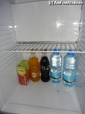 [P11] o cola, o fanta, 2 ape plate la jumatate si 2 sucuri. Se reumple zilnic cu ceea ce se consuma.  » foto by narcisa
 - 
<span class="allrVoted glyphicon glyphicon-heart hidden" id="av359150"></span>
<a class="m-l-10 hidden" id="sv359150" onclick="voting_Foto_DelVot(,359150,270)" role="button">șterge vot <span class="glyphicon glyphicon-remove"></span></a>
<a id="v9359150" class=" c-red"  onclick="voting_Foto_SetVot(359150)" role="button"><span class="glyphicon glyphicon-heart-empty"></span> <b>LIKE</b> = Votează poza</a> <img class="hidden"  id="f359150W9" src="/imagini/loader.gif" border="0" /><span class="AjErrMes hidden" id="e359150ErM"></span>