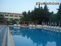 [P01] Piscina hotelului - in spate se vede cladirea veche, barul si scena unde se tineau spectacolele seara. » foto by Simonel
 - 
<span class="allrVoted glyphicon glyphicon-heart hidden" id="av181507"></span>
<a class="m-l-10 hidden" id="sv181507" onclick="voting_Foto_DelVot(,181507,366)" role="button">șterge vot <span class="glyphicon glyphicon-remove"></span></a>
<a id="v9181507" class=" c-red"  onclick="voting_Foto_SetVot(181507)" role="button"><span class="glyphicon glyphicon-heart-empty"></span> <b>LIKE</b> = Votează poza</a> <img class="hidden"  id="f181507W9" src="/imagini/loader.gif" border="0" /><span class="AjErrMes hidden" id="e181507ErM"></span>