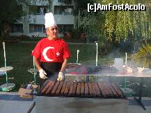 [P153] Oooooooooo ! acesta e bucatarul acela amabil care iti recomanda mancarurile ! acum prepara sishchebabul ! ce bun era ala , cam la fel cu micii nostrii dar mult mai condimentati ! atentie , contin si un pic de carne de miel ! buni de tot ! » foto by bigu_2006_rapid
 - 
<span class="allrVoted glyphicon glyphicon-heart hidden" id="av250289"></span>
<a class="m-l-10 hidden" id="sv250289" onclick="voting_Foto_DelVot(,250289,366)" role="button">șterge vot <span class="glyphicon glyphicon-remove"></span></a>
<a id="v9250289" class=" c-red"  onclick="voting_Foto_SetVot(250289)" role="button"><span class="glyphicon glyphicon-heart-empty"></span> <b>LIKE</b> = Votează poza</a> <img class="hidden"  id="f250289W9" src="/imagini/loader.gif" border="0" /><span class="AjErrMes hidden" id="e250289ErM"></span>