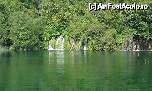 [P12] Cascadă ce se revarsă în smaraldul lacului Batinovac. Parcul Plitvice, Croaţia.  » foto by traian.leuca †
 - 
<span class="allrVoted glyphicon glyphicon-heart hidden" id="av467664"></span>
<a class="m-l-10 hidden" id="sv467664" onclick="voting_Foto_DelVot(,467664,412)" role="button">șterge vot <span class="glyphicon glyphicon-remove"></span></a>
<a id="v9467664" class=" c-red"  onclick="voting_Foto_SetVot(467664)" role="button"><span class="glyphicon glyphicon-heart-empty"></span> <b>LIKE</b> = Votează poza</a> <img class="hidden"  id="f467664W9" src="/imagini/loader.gif" border="0" /><span class="AjErrMes hidden" id="e467664ErM"></span>