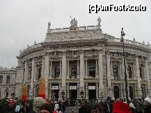 [P16] Teatrul Hofburg din fata Primariei,din Viena. » foto by georgiana
 - 
<span class="allrVoted glyphicon glyphicon-heart hidden" id="av171940"></span>
<a class="m-l-10 hidden" id="sv171940" onclick="voting_Foto_DelVot(,171940,461)" role="button">șterge vot <span class="glyphicon glyphicon-remove"></span></a>
<a id="v9171940" class=" c-red"  onclick="voting_Foto_SetVot(171940)" role="button"><span class="glyphicon glyphicon-heart-empty"></span> <b>LIKE</b> = Votează poza</a> <img class="hidden"  id="f171940W9" src="/imagini/loader.gif" border="0" /><span class="AjErrMes hidden" id="e171940ErM"></span>