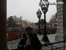 [P18] Pe terasa de la Primarie,in spate erau luminitele de la Targul de Craciun si Teatrul Hofburg. » foto by georgiana
 - 
<span class="allrVoted glyphicon glyphicon-heart hidden" id="av171942"></span>
<a class="m-l-10 hidden" id="sv171942" onclick="voting_Foto_DelVot(,171942,461)" role="button">șterge vot <span class="glyphicon glyphicon-remove"></span></a>
<a id="v9171942" class=" c-red"  onclick="voting_Foto_SetVot(171942)" role="button"><span class="glyphicon glyphicon-heart-empty"></span> <b>LIKE</b> = Votează poza</a> <img class="hidden"  id="f171942W9" src="/imagini/loader.gif" border="0" /><span class="AjErrMes hidden" id="e171942ErM"></span>