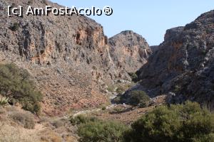 [P56] Creta, Defileul Zakros denumit și Valea Morților ale cărui grote, în epoca minoică, erau folosite drept morminte văzut de sus de pe poteca ce coboară la baza stâncilor » foto by mprofeanu
 - 
<span class="allrVoted glyphicon glyphicon-heart hidden" id="av1261748"></span>
<a class="m-l-10 hidden" id="sv1261748" onclick="voting_Foto_DelVot(,1261748,481)" role="button">șterge vot <span class="glyphicon glyphicon-remove"></span></a>
<a id="v91261748" class=" c-red"  onclick="voting_Foto_SetVot(1261748)" role="button"><span class="glyphicon glyphicon-heart-empty"></span> <b>LIKE</b> = Votează poza</a> <img class="hidden"  id="f1261748W9" src="/imagini/loader.gif" border="0" /><span class="AjErrMes hidden" id="e1261748ErM"></span>