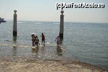 [P26] Turisti racorindu-se in apele tulburi ale raului Tejo-Lisboa » foto by florintoma
 - 
<span class="allrVoted glyphicon glyphicon-heart hidden" id="av471273"></span>
<a class="m-l-10 hidden" id="sv471273" onclick="voting_Foto_DelVot(,471273,516)" role="button">șterge vot <span class="glyphicon glyphicon-remove"></span></a>
<a id="v9471273" class=" c-red"  onclick="voting_Foto_SetVot(471273)" role="button"><span class="glyphicon glyphicon-heart-empty"></span> <b>LIKE</b> = Votează poza</a> <img class="hidden"  id="f471273W9" src="/imagini/loader.gif" border="0" /><span class="AjErrMes hidden" id="e471273ErM"></span>