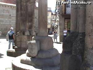 [P03] Coloane la ieşirea din Mănăstirea Nossa Senhora da Oliveira din Guimaraes - de remarcat blazonul sculptat în piatră.  » foto by Carmen Ion
 - 
<span class="allrVoted glyphicon glyphicon-heart hidden" id="av613300"></span>
<a class="m-l-10 hidden" id="sv613300" onclick="voting_Foto_DelVot(,613300,516)" role="button">șterge vot <span class="glyphicon glyphicon-remove"></span></a>
<a id="v9613300" class=" c-red"  onclick="voting_Foto_SetVot(613300)" role="button"><span class="glyphicon glyphicon-heart-empty"></span> <b>LIKE</b> = Votează poza</a> <img class="hidden"  id="f613300W9" src="/imagini/loader.gif" border="0" /><span class="AjErrMes hidden" id="e613300ErM"></span>
