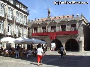 [P04] Largo da Oliveira, piaţa principală din Guimaraes: pe clădirea fostei primării se înalţă o statuie care, conform tradiţiei, ar fi o reprezentare alegorică a oraşului.  » foto by Carmen Ion
 - 
<span class="allrVoted glyphicon glyphicon-heart hidden" id="av613301"></span>
<a class="m-l-10 hidden" id="sv613301" onclick="voting_Foto_DelVot(,613301,516)" role="button">șterge vot <span class="glyphicon glyphicon-remove"></span></a>
<a id="v9613301" class=" c-red"  onclick="voting_Foto_SetVot(613301)" role="button"><span class="glyphicon glyphicon-heart-empty"></span> <b>LIKE</b> = Votează poza</a> <img class="hidden"  id="f613301W9" src="/imagini/loader.gif" border="0" /><span class="AjErrMes hidden" id="e613301ErM"></span>