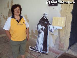 [P21] La intrarea în cafeneaua de la Tomar meniul e prezentat de un călugăr... din carton.  » foto by Carmen Ion
 - 
<span class="allrVoted glyphicon glyphicon-heart hidden" id="av613562"></span>
<a class="m-l-10 hidden" id="sv613562" onclick="voting_Foto_DelVot(,613562,516)" role="button">șterge vot <span class="glyphicon glyphicon-remove"></span></a>
<a id="v9613562" class=" c-red"  onclick="voting_Foto_SetVot(613562)" role="button"><span class="glyphicon glyphicon-heart-empty"></span> <b>LIKE</b> = Votează poza</a> <img class="hidden"  id="f613562W9" src="/imagini/loader.gif" border="0" /><span class="AjErrMes hidden" id="e613562ErM"></span>