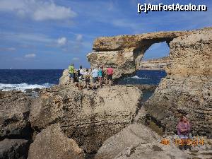 [P03] Plaje şi ţărmuri malteze - Fereastra Albastră şi o parte din admiratorii săi.  » foto by iulianic
 - 
<span class="allrVoted glyphicon glyphicon-heart hidden" id="av568648"></span>
<a class="m-l-10 hidden" id="sv568648" onclick="voting_Foto_DelVot(,568648,557)" role="button">șterge vot <span class="glyphicon glyphicon-remove"></span></a>
<a id="v9568648" class=" c-red"  onclick="voting_Foto_SetVot(568648)" role="button"><span class="glyphicon glyphicon-heart-empty"></span> <b>LIKE</b> = Votează poza</a> <img class="hidden"  id="f568648W9" src="/imagini/loader.gif" border="0" /><span class="AjErrMes hidden" id="e568648ErM"></span>