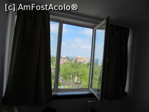 [P07] Fereastra camerei 913, de unde am putut admira panorama staţiunii. 
A 913 zsoba ablaka, amelyekből a fürdőhely kilátását megcsodálhattam. » foto by maimutarescu
 - 
<span class="allrVoted glyphicon glyphicon-heart hidden" id="av735862"></span>
<a class="m-l-10 hidden" id="sv735862" onclick="voting_Foto_DelVot(,735862,559)" role="button">șterge vot <span class="glyphicon glyphicon-remove"></span></a>
<a id="v9735862" class=" c-red"  onclick="voting_Foto_SetVot(735862)" role="button"><span class="glyphicon glyphicon-heart-empty"></span> <b>LIKE</b> = Votează poza</a> <img class="hidden"  id="f735862W9" src="/imagini/loader.gif" border="0" /><span class="AjErrMes hidden" id="e735862ErM"></span>