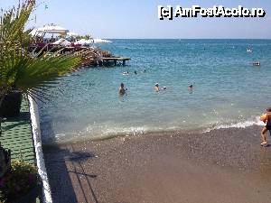 [P09] Intrare destul de abruptă în mare; vezi omul cu halba din centrul fotografiei.  » foto by mauricius*
 - 
<span class="allrVoted glyphicon glyphicon-heart hidden" id="av463629"></span>
<a class="m-l-10 hidden" id="sv463629" onclick="voting_Foto_DelVot(,463629,6)" role="button">șterge vot <span class="glyphicon glyphicon-remove"></span></a>
<a id="v9463629" class=" c-red"  onclick="voting_Foto_SetVot(463629)" role="button"><span class="glyphicon glyphicon-heart-empty"></span> <b>LIKE</b> = Votează poza</a> <img class="hidden"  id="f463629W9" src="/imagini/loader.gif" border="0" /><span class="AjErrMes hidden" id="e463629ErM"></span>