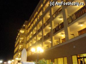 [P04] Hotelul vazut de pe terasa. Luminile pe balcoane se aprindeau centralizat la ora 20.00 si se stingeau 'centralizat' la ora 23.00, cand se termina servirea 'gratis' la bar.  » foto by mirelan
 - 
<span class="allrVoted glyphicon glyphicon-heart hidden" id="av353327"></span>
<a class="m-l-10 hidden" id="sv353327" onclick="voting_Foto_DelVot(,353327,649)" role="button">șterge vot <span class="glyphicon glyphicon-remove"></span></a>
<a id="v9353327" class=" c-red"  onclick="voting_Foto_SetVot(353327)" role="button"><span class="glyphicon glyphicon-heart-empty"></span> <b>LIKE</b> = Votează poza</a> <img class="hidden"  id="f353327W9" src="/imagini/loader.gif" border="0" /><span class="AjErrMes hidden" id="e353327ErM"></span>