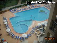 [P03] Vedere din lift,de la etajul 7 ,a piscinei principale.In partea stanga jos ( colacele )se afla mini-marketul,unde puteti gasi produse alimentare/textile,de plaja( jucarii, creme ),precum si suveniruri specifice (cremele/sapunurile/parfumurile) facute din ulei de petale de trandafir ( alb sau rose). » foto by Astral*
 - 
<span class="allrVoted glyphicon glyphicon-heart hidden" id="av220240"></span>
<a class="m-l-10 hidden" id="sv220240" onclick="voting_Foto_DelVot(,220240,649)" role="button">șterge vot <span class="glyphicon glyphicon-remove"></span></a>
<a id="v9220240" class=" c-red"  onclick="voting_Foto_SetVot(220240)" role="button"><span class="glyphicon glyphicon-heart-empty"></span> <b>LIKE</b> = Votează poza</a> <img class="hidden"  id="f220240W9" src="/imagini/loader.gif" border="0" /><span class="AjErrMes hidden" id="e220240ErM"></span>