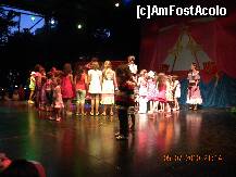 [P11] Imagine din spectacolele de seara. La inceput era spectacol pentru copii » foto by silvia tudoran
 - 
<span class="allrVoted glyphicon glyphicon-heart hidden" id="av243342"></span>
<a class="m-l-10 hidden" id="sv243342" onclick="voting_Foto_DelVot(,243342,649)" role="button">șterge vot <span class="glyphicon glyphicon-remove"></span></a>
<a id="v9243342" class=" c-red"  onclick="voting_Foto_SetVot(243342)" role="button"><span class="glyphicon glyphicon-heart-empty"></span> <b>LIKE</b> = Votează poza</a> <img class="hidden"  id="f243342W9" src="/imagini/loader.gif" border="0" /><span class="AjErrMes hidden" id="e243342ErM"></span>