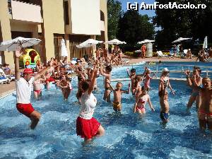 [P52] Zilnic dansuri cu copiii in piscina » foto by anghelada
 - 
<span class="allrVoted glyphicon glyphicon-heart hidden" id="av525681"></span>
<a class="m-l-10 hidden" id="sv525681" onclick="voting_Foto_DelVot(,525681,649)" role="button">șterge vot <span class="glyphicon glyphicon-remove"></span></a>
<a id="v9525681" class=" c-red"  onclick="voting_Foto_SetVot(525681)" role="button"><span class="glyphicon glyphicon-heart-empty"></span> <b>LIKE</b> = Votează poza</a> <img class="hidden"  id="f525681W9" src="/imagini/loader.gif" border="0" /><span class="AjErrMes hidden" id="e525681ErM"></span>
