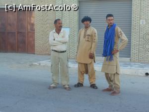 [P05] Tozeur - Trei dintre șoferi. Primul este cel care ne-a plimbat pe noi în deșert.  » foto by iulianic
 - 
<span class="allrVoted glyphicon glyphicon-heart hidden" id="av1078137"></span>
<a class="m-l-10 hidden" id="sv1078137" onclick="voting_Foto_DelVot(,1078137,658)" role="button">șterge vot <span class="glyphicon glyphicon-remove"></span></a>
<a id="v91078137" class=" c-red"  onclick="voting_Foto_SetVot(1078137)" role="button"><span class="glyphicon glyphicon-heart-empty"></span> <b>LIKE</b> = Votează poza</a> <img class="hidden"  id="f1078137W9" src="/imagini/loader.gif" border="0" /><span class="AjErrMes hidden" id="e1078137ErM"></span>