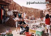 [P12] În mijlocul deșertului căteva standuri de suveniruri. Prețul este negociabil.  » foto by gettutza
 - 
<span class="allrVoted glyphicon glyphicon-heart hidden" id="av384046"></span>
<a class="m-l-10 hidden" id="sv384046" onclick="voting_Foto_DelVot(,384046,658)" role="button">șterge vot <span class="glyphicon glyphicon-remove"></span></a>
<a id="v9384046" class=" c-red"  onclick="voting_Foto_SetVot(384046)" role="button"><span class="glyphicon glyphicon-heart-empty"></span> <b>LIKE</b> = Votează poza</a> <img class="hidden"  id="f384046W9" src="/imagini/loader.gif" border="0" /><span class="AjErrMes hidden" id="e384046ErM"></span>