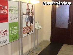 [P20] Panoul cu: va rugam sa nu risipiti mancarea (resturile de mancare se adunau la gramada in niste cutii direct de pe mese, inclusiv servetele, coji de fructe, deci exclusa reciclarea mancarii cum am citit in unele comenterii)  » foto by irina.ciobanu
 - 
<span class="allrVoted glyphicon glyphicon-heart hidden" id="av433759"></span>
<a class="m-l-10 hidden" id="sv433759" onclick="voting_Foto_DelVot(,433759,679)" role="button">șterge vot <span class="glyphicon glyphicon-remove"></span></a>
<a id="v9433759" class=" c-red"  onclick="voting_Foto_SetVot(433759)" role="button"><span class="glyphicon glyphicon-heart-empty"></span> <b>LIKE</b> = Votează poza</a> <img class="hidden"  id="f433759W9" src="/imagini/loader.gif" border="0" /><span class="AjErrMes hidden" id="e433759ErM"></span>