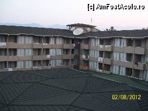 [P10] Hotelul are forma de U. Aici se vede partea din fata-de pe balcon si partea din mijloc. Ce este jos este restaurantul-partea acoperita.  » foto by rora
 - 
<span class="allrVoted glyphicon glyphicon-heart hidden" id="av350042"></span>
<a class="m-l-10 hidden" id="sv350042" onclick="voting_Foto_DelVot(,350042,70)" role="button">șterge vot <span class="glyphicon glyphicon-remove"></span></a>
<a id="v9350042" class=" c-red"  onclick="voting_Foto_SetVot(350042)" role="button"><span class="glyphicon glyphicon-heart-empty"></span> <b>LIKE</b> = Votează poza</a> <img class="hidden"  id="f350042W9" src="/imagini/loader.gif" border="0" /><span class="AjErrMes hidden" id="e350042ErM"></span>