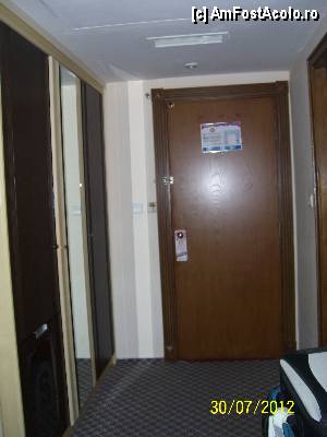 [P03] Intrarea in camera. Pe stanga este dulapul cu 3 usi, iar pe dreapta, baia.  » foto by rora
 - 
<span class="allrVoted glyphicon glyphicon-heart hidden" id="av350035"></span>
<a class="m-l-10 hidden" id="sv350035" onclick="voting_Foto_DelVot(,350035,70)" role="button">șterge vot <span class="glyphicon glyphicon-remove"></span></a>
<a id="v9350035" class=" c-red"  onclick="voting_Foto_SetVot(350035)" role="button"><span class="glyphicon glyphicon-heart-empty"></span> <b>LIKE</b> = Votează poza</a> <img class="hidden"  id="f350035W9" src="/imagini/loader.gif" border="0" /><span class="AjErrMes hidden" id="e350035ErM"></span>