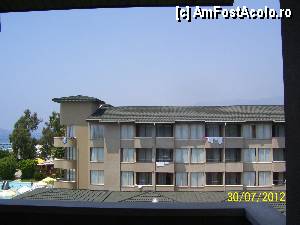 [P04] Ce se vede de pe balconul cameri noastre-partea din stanga a hotelului, cum stai cu spatele la una dintre piscine.  » foto by rora
 - 
<span class="allrVoted glyphicon glyphicon-heart hidden" id="av350036"></span>
<a class="m-l-10 hidden" id="sv350036" onclick="voting_Foto_DelVot(,350036,70)" role="button">șterge vot <span class="glyphicon glyphicon-remove"></span></a>
<a id="v9350036" class=" c-red"  onclick="voting_Foto_SetVot(350036)" role="button"><span class="glyphicon glyphicon-heart-empty"></span> <b>LIKE</b> = Votează poza</a> <img class="hidden"  id="f350036W9" src="/imagini/loader.gif" border="0" /><span class="AjErrMes hidden" id="e350036ErM"></span>
