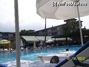 [P06] priveliste de la piscina 'mica'. In spate dreapta este partea in care am stat, etajul 4, cele doua balcoane alaturate.  » foto by rora
 - 
<span class="allrVoted glyphicon glyphicon-heart hidden" id="av350038"></span>
<a class="m-l-10 hidden" id="sv350038" onclick="voting_Foto_DelVot(,350038,70)" role="button">șterge vot <span class="glyphicon glyphicon-remove"></span></a>
<a id="v9350038" class=" c-red"  onclick="voting_Foto_SetVot(350038)" role="button"><span class="glyphicon glyphicon-heart-empty"></span> <b>LIKE</b> = Votează poza</a> <img class="hidden"  id="f350038W9" src="/imagini/loader.gif" border="0" /><span class="AjErrMes hidden" id="e350038ErM"></span>