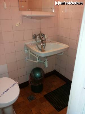 [P01] Daca vrei sa faci un dus cat timp esti cazat la Hotelul Minerva din Eforie mai bine asteapta ploaia. Asa arata baia, dusul... sant impreuna cu mucegaiul si mirosul neplacut de la Wc si clorul aruncat prin toate colturile » foto by Ana12*
 - 
<span class="allrVoted glyphicon glyphicon-heart hidden" id="av655576"></span>
<a class="m-l-10 hidden" id="sv655576" onclick="voting_Foto_DelVot(,655576,742)" role="button">șterge vot <span class="glyphicon glyphicon-remove"></span></a>
<a id="v9655576" class=" c-red"  onclick="voting_Foto_SetVot(655576)" role="button"><span class="glyphicon glyphicon-heart-empty"></span> <b>LIKE</b> = Votează poza</a> <img class="hidden"  id="f655576W9" src="/imagini/loader.gif" border="0" /><span class="AjErrMes hidden" id="e655576ErM"></span>