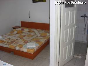 [P14] Camera simpla, cu pat matrimonial si dus, aflata la parterul vilei.  » foto by ctc
 - 
<span class="allrVoted glyphicon glyphicon-heart hidden" id="av365797"></span>
<a class="m-l-10 hidden" id="sv365797" onclick="voting_Foto_DelVot(,365797,750)" role="button">șterge vot <span class="glyphicon glyphicon-remove"></span></a>
<a id="v9365797" class=" c-red"  onclick="voting_Foto_SetVot(365797)" role="button"><span class="glyphicon glyphicon-heart-empty"></span> <b>LIKE</b> = Votează poza</a> <img class="hidden"  id="f365797W9" src="/imagini/loader.gif" border="0" /><span class="AjErrMes hidden" id="e365797ErM"></span>