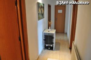 [P08] Intrarea in apartament, cu baia in stanga, camera mare in dreapta si cea mica in stanga, spate. Usa din fundal nu era deschisa, si ducea pe scarile de serviciu.  » foto by ctc
 - 
<span class="allrVoted glyphicon glyphicon-heart hidden" id="av365782"></span>
<a class="m-l-10 hidden" id="sv365782" onclick="voting_Foto_DelVot(,365782,750)" role="button">șterge vot <span class="glyphicon glyphicon-remove"></span></a>
<a id="v9365782" class=" c-red"  onclick="voting_Foto_SetVot(365782)" role="button"><span class="glyphicon glyphicon-heart-empty"></span> <b>LIKE</b> = Votează poza</a> <img class="hidden"  id="f365782W9" src="/imagini/loader.gif" border="0" /><span class="AjErrMes hidden" id="e365782ErM"></span>
