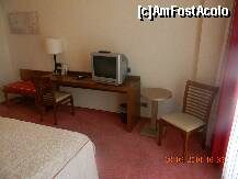 [P15] Hotel Iaki - camera dublă, partea cu biroul, tv-ul vechi. Lângă lampă, există o priză pentru internet. » foto by creivean
 - 
<span class="allrVoted glyphicon glyphicon-heart hidden" id="av139956"></span>
<a class="m-l-10 hidden" id="sv139956" onclick="voting_Foto_DelVot(,139956,768)" role="button">șterge vot <span class="glyphicon glyphicon-remove"></span></a>
<a id="v9139956" class=" c-red"  onclick="voting_Foto_SetVot(139956)" role="button"><span class="glyphicon glyphicon-heart-empty"></span> <b>LIKE</b> = Votează poza</a> <img class="hidden"  id="f139956W9" src="/imagini/loader.gif" border="0" /><span class="AjErrMes hidden" id="e139956ErM"></span>
