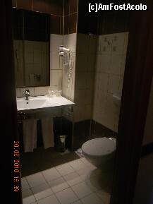 [P19] Hotel Iaki - baia văzută de pe hol. Se observă vasul de wc, cu panglica de dezinfectat. » foto by creivean
 - 
<span class="allrVoted glyphicon glyphicon-heart hidden" id="av139962"></span>
<a class="m-l-10 hidden" id="sv139962" onclick="voting_Foto_DelVot(,139962,768)" role="button">șterge vot <span class="glyphicon glyphicon-remove"></span></a>
<a id="v9139962" class=" c-red"  onclick="voting_Foto_SetVot(139962)" role="button"><span class="glyphicon glyphicon-heart-empty"></span> <b>LIKE</b> = Votează poza</a> <img class="hidden"  id="f139962W9" src="/imagini/loader.gif" border="0" /><span class="AjErrMes hidden" id="e139962ErM"></span>
