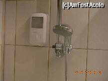 [P21] Hotel Iaki - în baie, duşul imobilizat de lipsa unei amărâte de piuliţe. Dacă nu pot reproşa nimic hotelului pentru uşa zgâriată, asta ţine de hotel. Un minus. » foto by creivean
 - 
<span class="allrVoted glyphicon glyphicon-heart hidden" id="av139965"></span>
<a class="m-l-10 hidden" id="sv139965" onclick="voting_Foto_DelVot(,139965,768)" role="button">șterge vot <span class="glyphicon glyphicon-remove"></span></a>
<a id="v9139965" class=" c-red"  onclick="voting_Foto_SetVot(139965)" role="button"><span class="glyphicon glyphicon-heart-empty"></span> <b>LIKE</b> = Votează poza</a> <img class="hidden"  id="f139965W9" src="/imagini/loader.gif" border="0" /><span class="AjErrMes hidden" id="e139965ErM"></span>