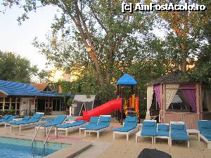 [P28] Vedere catre piscina pentru copii » foto by Clotilde
 - 
<span class="allrVoted glyphicon glyphicon-heart hidden" id="av366892"></span>
<a class="m-l-10 hidden" id="sv366892" onclick="voting_Foto_DelVot(,366892,782)" role="button">șterge vot <span class="glyphicon glyphicon-remove"></span></a>
<a id="v9366892" class=" c-red"  onclick="voting_Foto_SetVot(366892)" role="button"><span class="glyphicon glyphicon-heart-empty"></span> <b>LIKE</b> = Votează poza</a> <img class="hidden"  id="f366892W9" src="/imagini/loader.gif" border="0" /><span class="AjErrMes hidden" id="e366892ErM"></span>