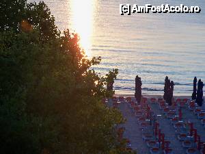 [P06] Plaja din fata hotelului Riviera, vazuta din balcon la rasaritul soarelui.  » foto by nadiaandreea
 - 
<span class="allrVoted glyphicon glyphicon-heart hidden" id="av465901"></span>
<a class="m-l-10 hidden" id="sv465901" onclick="voting_Foto_DelVot(,465901,786)" role="button">șterge vot <span class="glyphicon glyphicon-remove"></span></a>
<a id="v9465901" class=" c-red"  onclick="voting_Foto_SetVot(465901)" role="button"><span class="glyphicon glyphicon-heart-empty"></span> <b>LIKE</b> = Votează poza</a> <img class="hidden"  id="f465901W9" src="/imagini/loader.gif" border="0" /><span class="AjErrMes hidden" id="e465901ErM"></span>