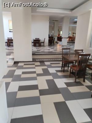 [P16] In restaurant la intrare » foto by Teodor17
 - 
<span class="allrVoted glyphicon glyphicon-heart hidden" id="av1499870"></span>
<a class="m-l-10 hidden" id="sv1499870" onclick="voting_Foto_DelVot(,1499870,848)" role="button">șterge vot <span class="glyphicon glyphicon-remove"></span></a>
<a id="v91499870" class=" c-red"  onclick="voting_Foto_SetVot(1499870)" role="button"><span class="glyphicon glyphicon-heart-empty"></span> <b>LIKE</b> = Votează poza</a> <img class="hidden"  id="f1499870W9" src="/imagini/loader.gif" border="0" /><span class="AjErrMes hidden" id="e1499870ErM"></span>