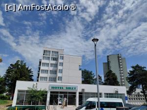 [P01] Hotelul văzut dinspre intrarea principală » foto by mnn
 - 
<span class="allrVoted glyphicon glyphicon-heart hidden" id="av1540425"></span>
<a class="m-l-10 hidden" id="sv1540425" onclick="voting_Foto_DelVot(,1540425,859)" role="button">șterge vot <span class="glyphicon glyphicon-remove"></span></a>
<a id="v91540425" class=" c-red"  onclick="voting_Foto_SetVot(1540425)" role="button"><span class="glyphicon glyphicon-heart-empty"></span> <b>LIKE</b> = Votează poza</a> <img class="hidden"  id="f1540425W9" src="/imagini/loader.gif" border="0" /><span class="AjErrMes hidden" id="e1540425ErM"></span>