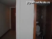 [P03] Intrarea in stanga si toaleta in dreapta. Am pus aceste trei poze pentru a va putea da seama de marimea camerei.  » foto by dappa
 - 
<span class="allrVoted glyphicon glyphicon-heart hidden" id="av377479"></span>
<a class="m-l-10 hidden" id="sv377479" onclick="voting_Foto_DelVot(,377479,880)" role="button">șterge vot <span class="glyphicon glyphicon-remove"></span></a>
<a id="v9377479" class=" c-red"  onclick="voting_Foto_SetVot(377479)" role="button"><span class="glyphicon glyphicon-heart-empty"></span> <b>LIKE</b> = Votează poza</a> <img class="hidden"  id="f377479W9" src="/imagini/loader.gif" border="0" /><span class="AjErrMes hidden" id="e377479ErM"></span>