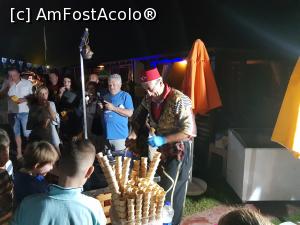 [P14] Oktoberfest. Turcul care ofera inghetata copiilor, facand diverse trucuri amuzante » foto by Sorin544
 - 
<span class="allrVoted glyphicon glyphicon-heart hidden" id="av1021675"></span>
<a class="m-l-10 hidden" id="sv1021675" onclick="voting_Foto_DelVot(,1021675,89)" role="button">șterge vot <span class="glyphicon glyphicon-remove"></span></a>
<a id="v91021675" class=" c-red"  onclick="voting_Foto_SetVot(1021675)" role="button"><span class="glyphicon glyphicon-heart-empty"></span> <b>LIKE</b> = Votează poza</a> <img class="hidden"  id="f1021675W9" src="/imagini/loader.gif" border="0" /><span class="AjErrMes hidden" id="e1021675ErM"></span>